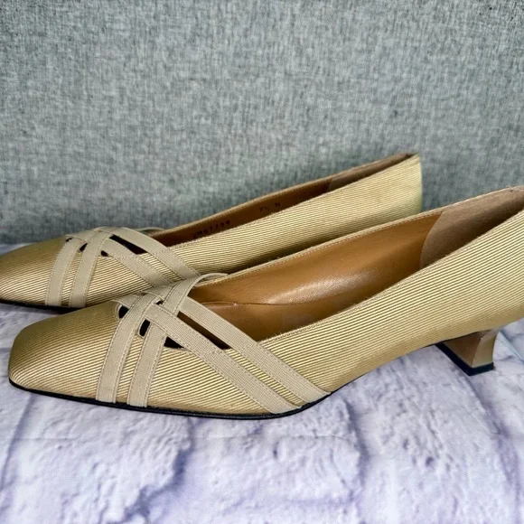 Vintage Stuart Weitzman Gold Cream Pumps Kitten Heel Made in Italy 7.5 Narrow - Picture 2 of 13